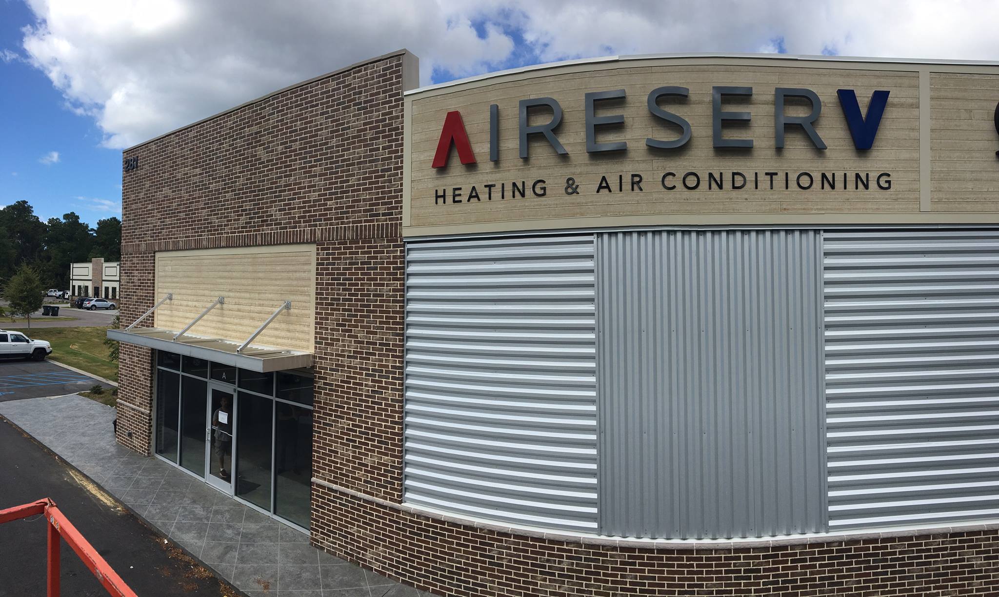 Exterior business sign on a commercial building in Charleston, SC